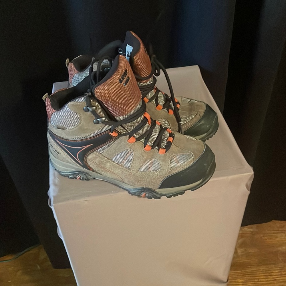 Hi tech kids shoes size 4